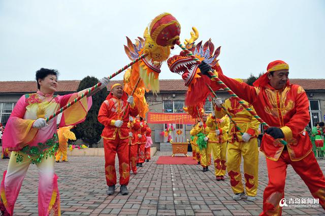 高清:实拍阎家山地秧歌 舞武对决青岛独一份