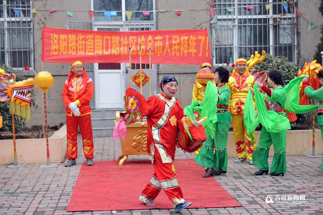 高清:实拍阎家山地秧歌 舞武对决青岛独一份