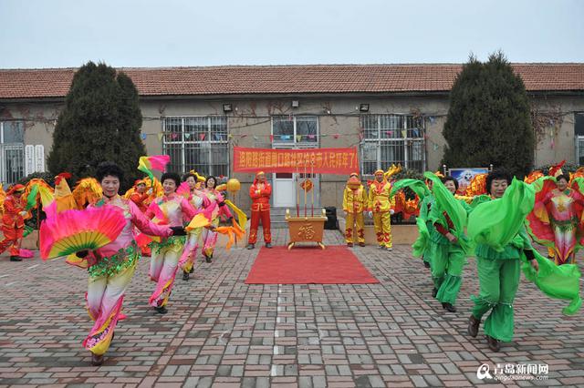 高清:实拍阎家山地秧歌 舞武对决青岛独一份