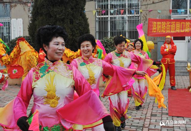 高清:实拍阎家山地秧歌 舞武对决青岛独一份