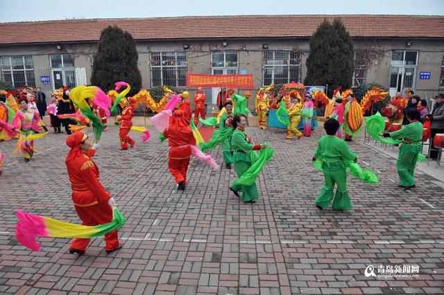 高清:实拍阎家山地秧歌 舞武对决青岛独一份