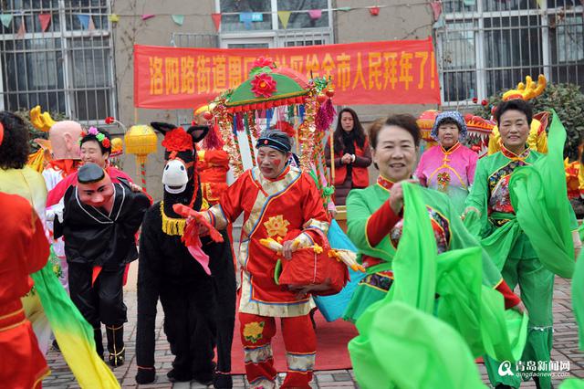 高清:实拍阎家山地秧歌 舞武对决青岛独一份