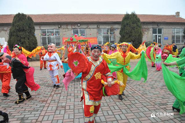 高清:实拍阎家山地秧歌 舞武对决青岛独一份