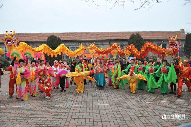 高清:实拍阎家山地秧歌 舞武对决青岛独一份