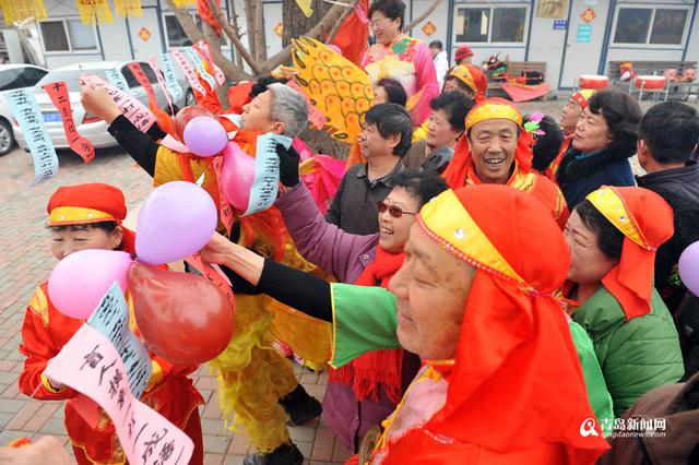 高清:实拍阎家山地秧歌 舞武对决青岛独一份