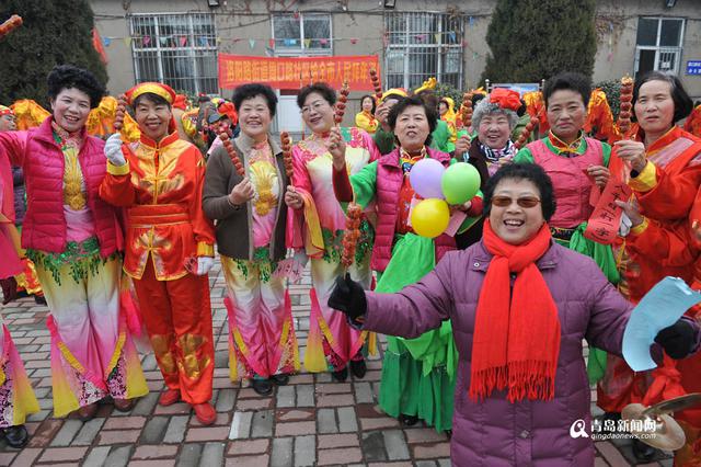 高清:实拍阎家山地秧歌 舞武对决青岛独一份