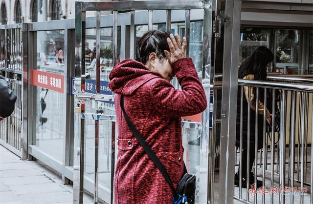 火车站离别实拍：纵有不舍也要带着希望出发