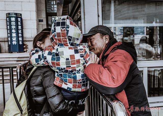 火车站离别实拍：纵有不舍也要带着希望出发