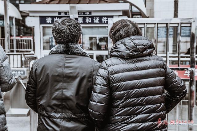 火车站离别实拍：纵有不舍也要带着希望出发