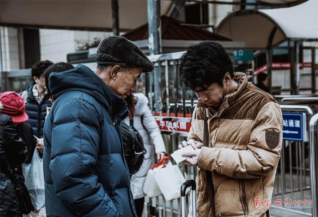 火车站离别实拍：纵有不舍也要带着希望出发