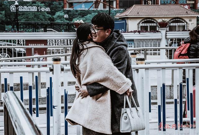 火车站离别实拍：纵有不舍也要带着希望出发