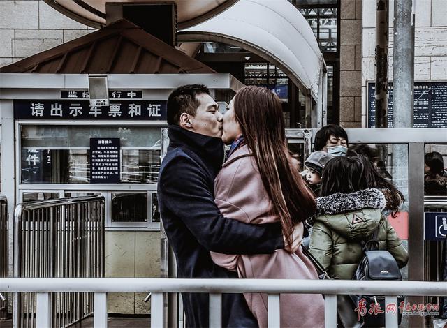 火车站离别实拍：纵有不舍也要带着希望出发