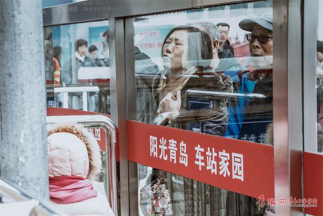 火车站离别实拍：纵有不舍也要带着希望出发