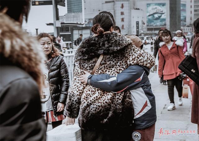 火车站离别实拍：纵有不舍也要带着希望出发