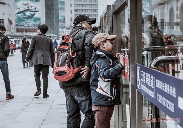 火车站离别实拍：纵有不舍也要带着希望出发