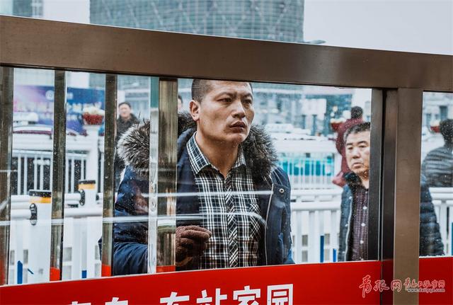 火车站离别实拍：纵有不舍也要带着希望出发