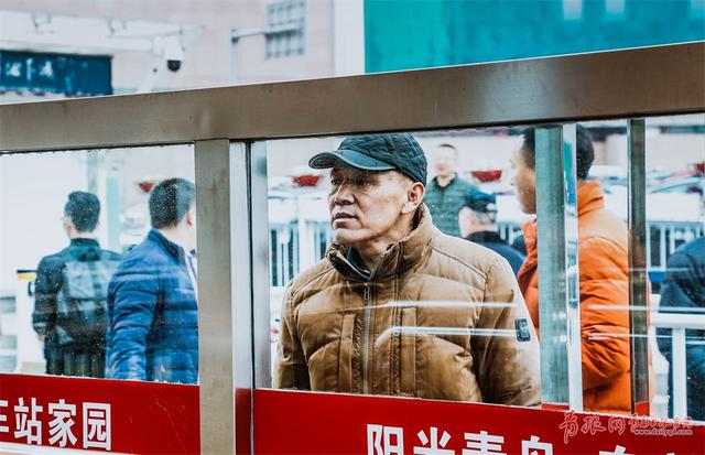 火车站离别实拍：纵有不舍也要带着希望出发