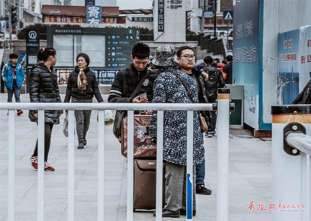 火车站离别实拍：纵有不舍也要带着希望出发