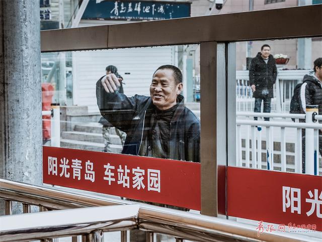 火车站离别实拍：纵有不舍也要带着希望出发