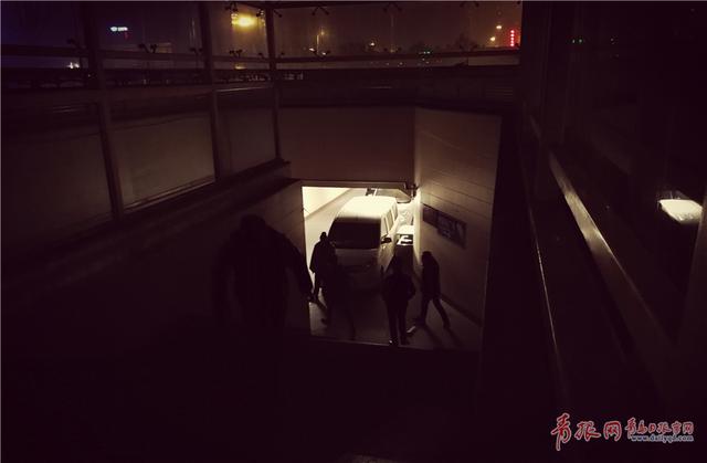 夜半启程 实拍凌晨三点半的春运火车站