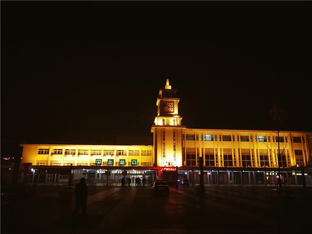夜半启程 实拍凌晨三点半的春运火车站