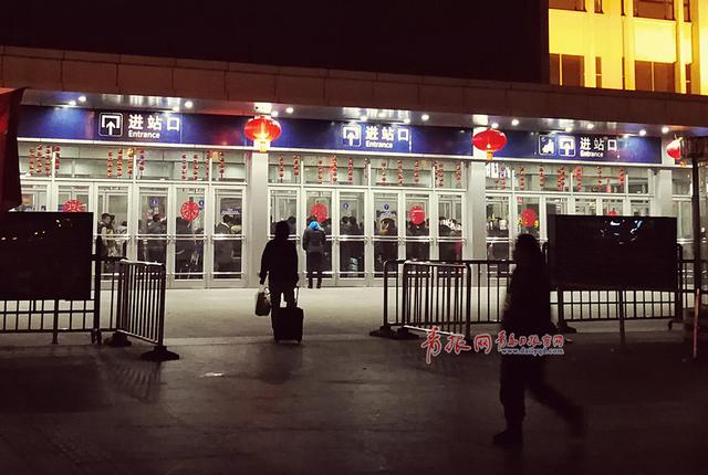 夜半启程 实拍凌晨三点半的春运火车站
