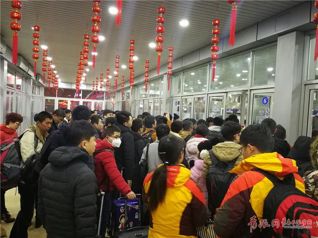 夜半启程 实拍凌晨三点半的春运火车站