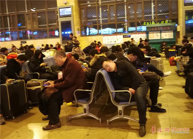 夜半启程 实拍凌晨三点半的春运火车站