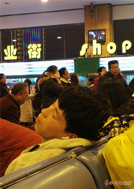 夜半启程 实拍凌晨三点半的春运火车站