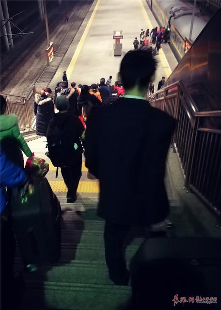 夜半启程 实拍凌晨三点半的春运火车站