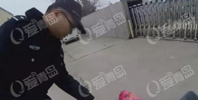 男子退休前讨说法被打 记者摄像机被抢走 男子退休前讨说法被打 记者摄像机被抢走