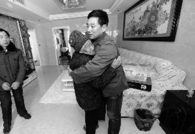 老兵退伍后寻访牺牲战友家人 每年都上门探望