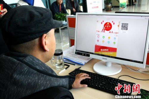 图为电商从业者管理电商平台。 张添福 摄