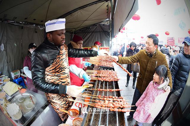 【新青年】非洲留学生可明：我在糖球会卖烤肉