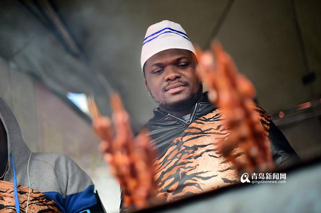 【新青年】非洲留学生可明：我在糖球会卖烤肉