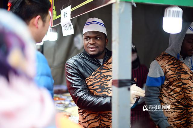 【新青年】非洲留学生可明：我在糖球会卖烤肉