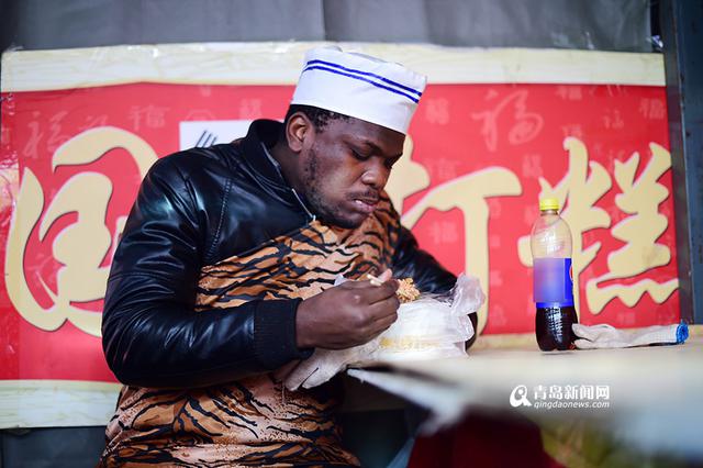 【新青年】非洲留学生可明：我在糖球会卖烤肉