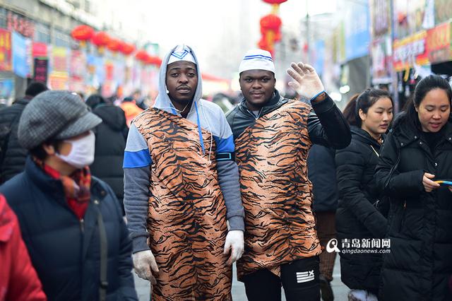 【新青年】非洲留学生可明：我在糖球会卖烤肉