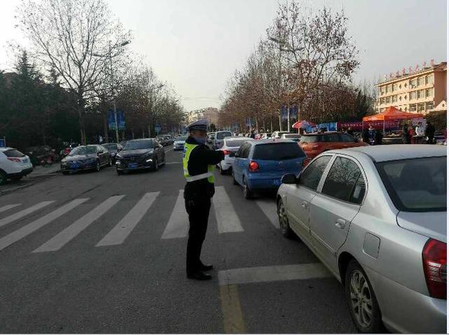 喝大了趴着开车，胶州男子遇交警狂吐不止