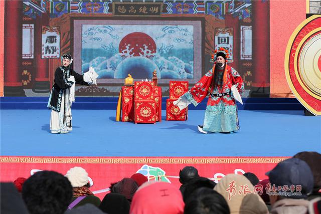 青岛糖球会上演非遗大戏 茂腔演员演技精湛受捧