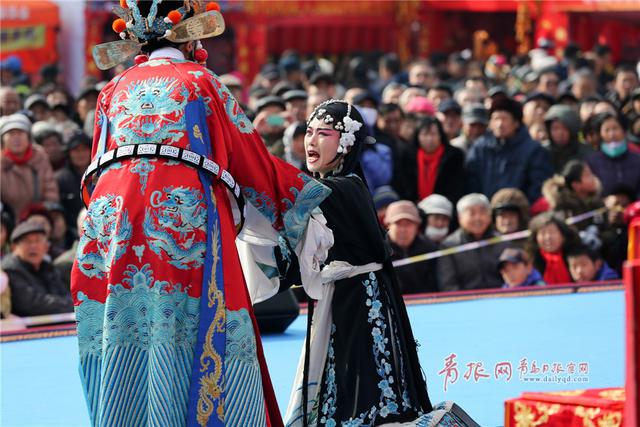青岛糖球会上演非遗大戏 茂腔演员演技精湛受捧
