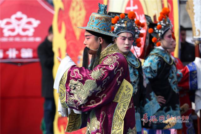 青岛糖球会上演非遗大戏 茂腔演员演技精湛受捧