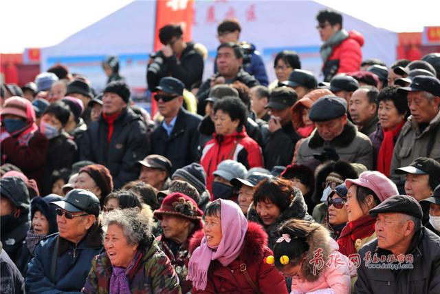 青岛糖球会上演非遗大戏 茂腔演员演技精湛受捧