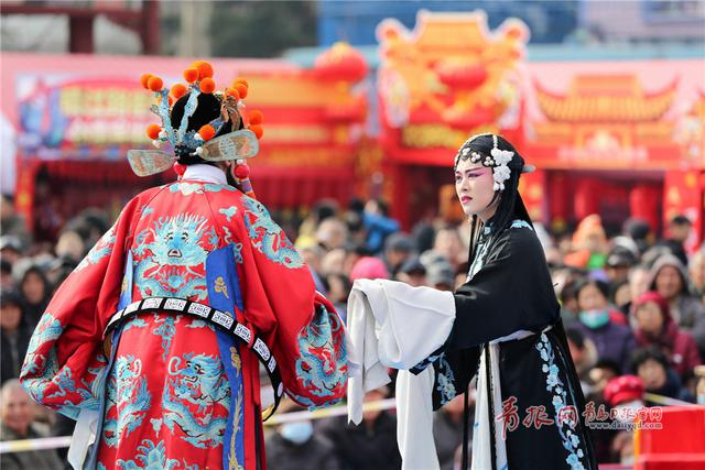 青岛糖球会上演非遗大戏 茂腔演员演技精湛受捧