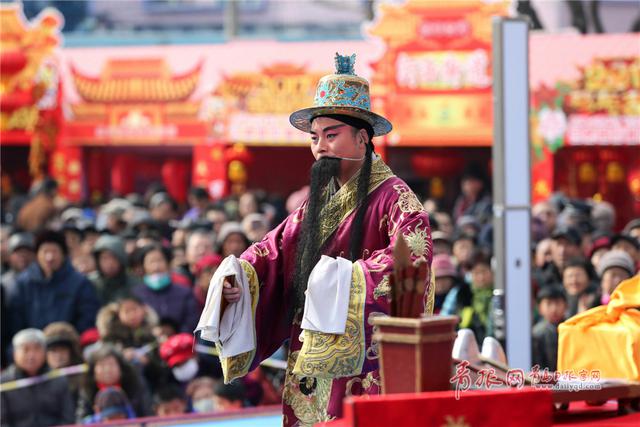 青岛糖球会上演非遗大戏 茂腔演员演技精湛受捧