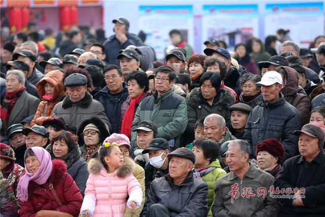 青岛糖球会上演非遗大戏 茂腔演员演技精湛受捧