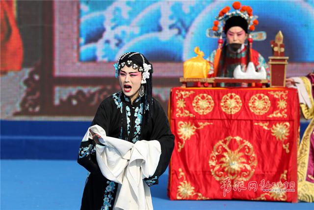 青岛糖球会上演非遗大戏 茂腔演员演技精湛受捧