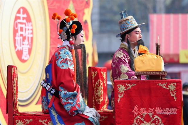 青岛糖球会上演非遗大戏 茂腔演员演技精湛受捧