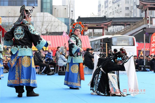 青岛糖球会上演非遗大戏 茂腔演员演技精湛受捧