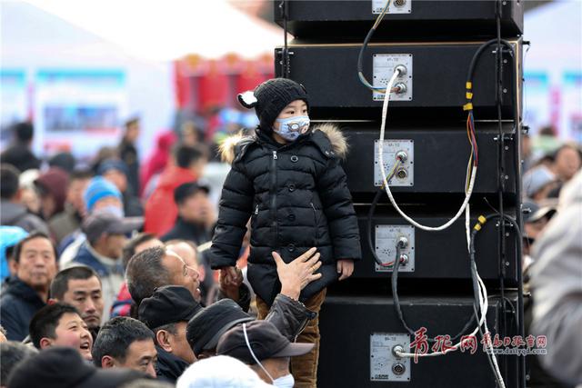 青岛糖球会上演非遗大戏 茂腔演员演技精湛受捧
